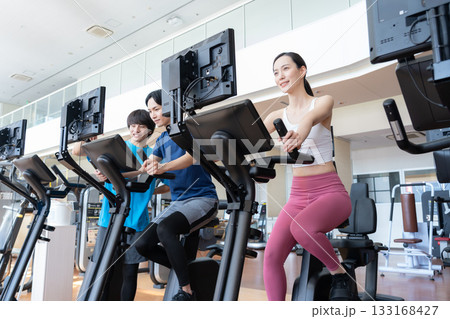 スポーツジムでトレーニングをする若い男女 撮影協力:スポーツクラブ&サウナスパ ルネサンス 幕張24 スポーツジムでトレーニングをする若い男女 撮影協力:スポーツクラブ&サウナスパ ルネサンス 幕張24 133168427