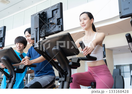 スポーツジムでトレーニングをする若い男女 撮影協力:スポーツクラブ&サウナスパ ルネサンス 幕張24 スポーツジムでトレーニングをする若い男女 撮影協力:スポーツクラブ&サウナスパ ルネサンス 幕張24 133168428