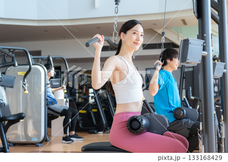 スポーツジムでトレーニングをする若い男女　撮影協力:スポーツクラブ&サウナスパ ルネサンス 幕張24 133168429