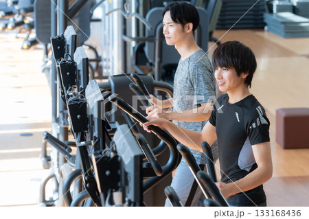 スポーツジムでトレーニングをする若い男性　撮影協力:スポーツクラブ&サウナスパ ルネサンス 幕張24 133168436