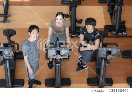 スポーツジムでトレーニングをする若い男女　撮影協力:スポーツクラブ&サウナスパ ルネサンス 幕張24 133168443