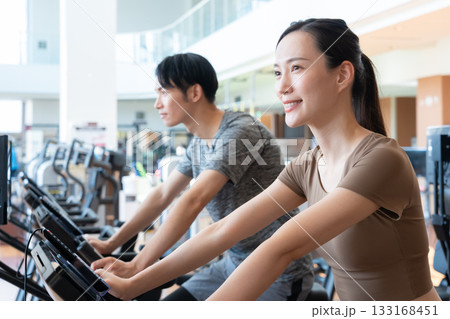 スポーツジムでトレーニングをする若い男女　撮影協力:スポーツクラブ&サウナスパ ルネサンス 幕張24 133168451