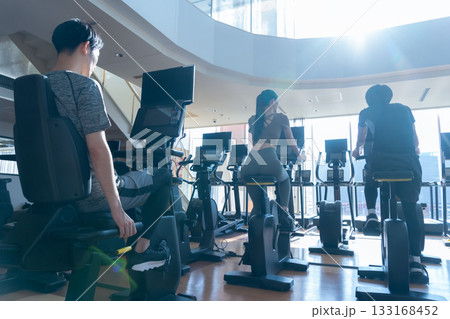 スポーツジムでトレーニングをする若い男女　撮影協力:スポーツクラブ&サウナスパ ルネサンス 幕張24 133168452