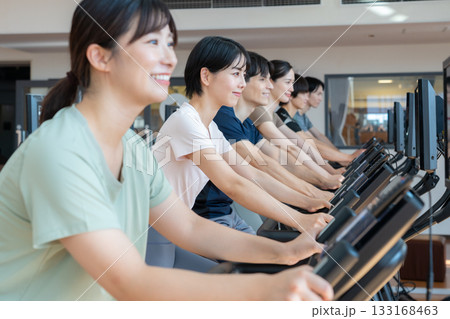スポーツジムでトレーニングをする若い男女 撮影協力:スポーツクラブ&サウナスパ ルネサンス 幕張24 スポーツジムでトレーニングをする若い男女 撮影協力:スポーツクラブ&サウナスパ ルネサンス 幕張24 133168463
