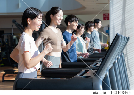 スポーツジムでトレーニングをする若い男女　撮影協力:スポーツクラブ&サウナスパ ルネサンス 幕張24 133168469