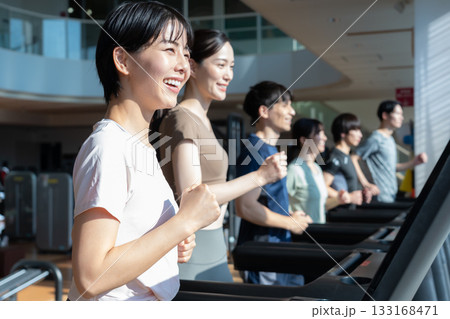 スポーツジムでトレーニングをする若い男女 撮影協力:スポーツクラブ&サウナスパ ルネサンス 幕張24 スポーツジムでトレーニングをする若い男女 撮影協力:スポーツクラブ&サウナスパ ルネサンス 幕張24 133168471