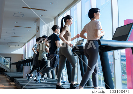 スポーツジムでトレーニングをする若い男女　撮影協力:スポーツクラブ&サウナスパ ルネサンス 幕張24 133168472