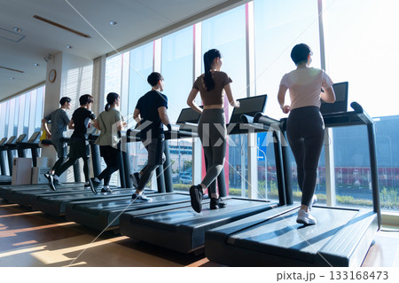 スポーツジムでトレーニングをする若い男女　撮影協力:スポーツクラブ&サウナスパ ルネサンス 幕張24 133168473