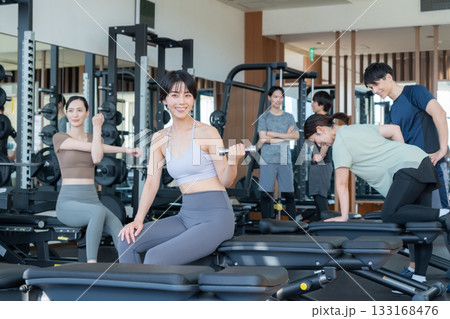 スポーツジムでトレーニングをする若い男女 撮影協力:スポーツクラブ&サウナスパ ルネサンス 幕張24 スポーツジムでトレーニングをする若い男女 撮影協力:スポーツクラブ&サウナスパ ルネサンス 幕張24 133168476
