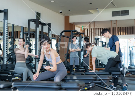 スポーツジムでトレーニングをする若い男女 撮影協力:スポーツクラブ&サウナスパ ルネサンス 幕張24 スポーツジムでトレーニングをする若い男女 撮影協力:スポーツクラブ&サウナスパ ルネサンス 幕張24 133168477