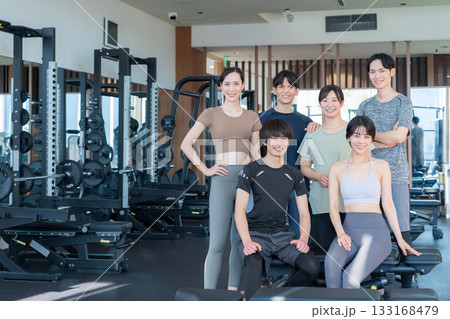 スポーツジムでトレーニングをする若い男女　撮影協力:スポーツクラブ&サウナスパ ルネサンス 幕張24 133168479