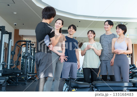 スポーツジムでトレーニングをする若い男女 撮影協力:スポーツクラブ&サウナスパ ルネサンス 幕張24 スポーツジムでトレーニングをする若い男女 撮影協力:スポーツクラブ&サウナスパ ルネサンス 幕張24 133168483