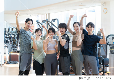 スポーツジムでトレーニングをする若い男女　撮影協力:スポーツクラブ&サウナスパ ルネサンス 幕張24 133168485