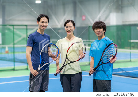 スポーツジムでテニスをする若い男女　撮影協力:スポーツクラブ&サウナスパ ルネサンス 幕張24 133168486