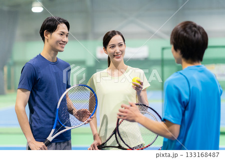 スポーツジムでテニスをする若い男女　撮影協力:スポーツクラブ&サウナスパ ルネサンス 幕張24 133168487
