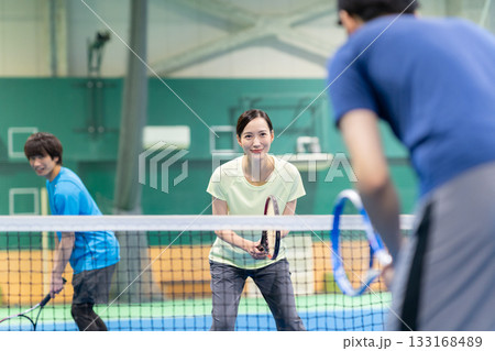 スポーツジムでテニスをする若い男女 撮影協力:スポーツクラブ&サウナスパ ルネサンス 幕張24 スポーツジムでテニスをする若い男女 撮影協力:スポーツクラブ&サウナスパ ルネサンス 幕張24 133168489