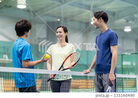 スポーツジムでテニスをする若い男女　撮影協力:スポーツクラブ&サウナスパ ルネサンス 幕張24 133168490