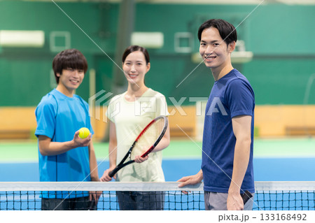 スポーツジムでテニスをする若い男女 撮影協力:スポーツクラブ&サウナスパ ルネサンス 幕張24 スポーツジムでテニスをする若い男女 撮影協力:スポーツクラブ&サウナスパ ルネサンス 幕張24 133168492