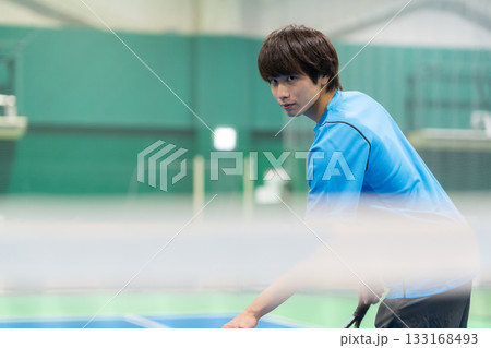 スポーツジムでテニスをする若い男性　撮影協力:スポーツクラブ&サウナスパ ルネサンス 幕張24 133168493