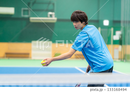 スポーツジムでテニスをする若い男性　撮影協力:スポーツクラブ&サウナスパ ルネサンス 幕張24 133168494