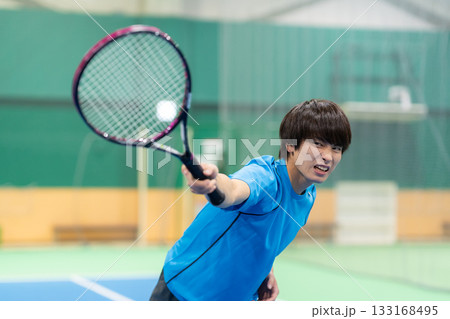 スポーツジムでテニスをする若い男性 撮影協力:スポーツクラブ&サウナスパ ルネサンス 幕張24 スポーツジムでテニスをする若い男性 撮影協力:スポーツクラブ&サウナスパ ルネサンス 幕張24 133168495