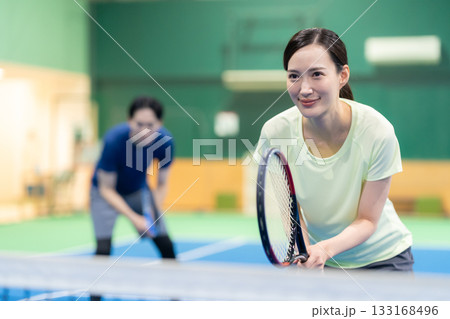 スポーツジムでテニスをする若い男女　撮影協力:スポーツクラブ&サウナスパ ルネサンス 幕張24 133168496