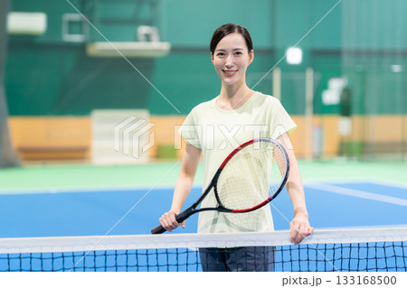 スポーツジムでテニスをする若い女性 撮影協力:スポーツクラブ&サウナスパ ルネサンス 幕張24 スポーツジムでテニスをする若い女性 撮影協力:スポーツクラブ&サウナスパ ルネサンス 幕張24 133168500