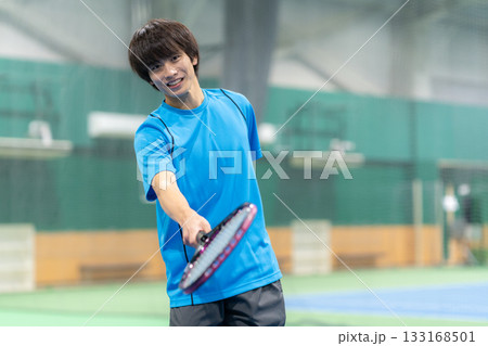 スポーツジムでテニスをする若い男性 撮影協力:スポーツクラブ&サウナスパ ルネサンス 幕張24 スポーツジムでテニスをする若い男性 撮影協力:スポーツクラブ&サウナスパ ルネサンス 幕張24 133168501
