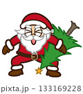 ツリーを抱えた元気で陽気なサンタクロース 133169228