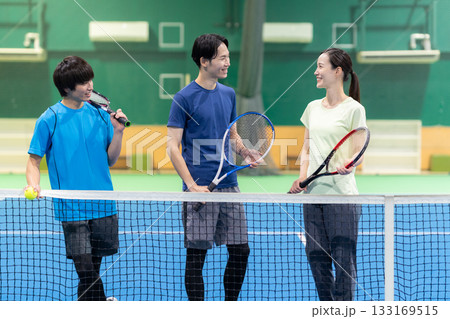 スポーツジムでテニスをする若い男女 撮影協力:スポーツクラブ&サウナスパ ルネサンス 幕張24 スポーツジムでテニスをする若い男女 撮影協力:スポーツクラブ&サウナスパ ルネサンス 幕張24 133169515