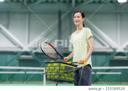 スポーツジムでテニスをする若い女性　撮影協力:スポーツクラブ&サウナスパ ルネサンス 幕張24 133169520