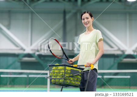 スポーツジムでテニスをする若い女性　撮影協力:スポーツクラブ&サウナスパ ルネサンス 幕張24 133169521