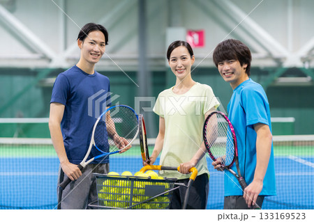 スポーツジムでテニスをする若い男女　撮影協力:スポーツクラブ&サウナスパ ルネサンス 幕張24 133169523