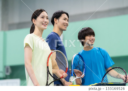 スポーツジムでテニスをする若い男女　撮影協力:スポーツクラブ&サウナスパ ルネサンス 幕張24 133169526