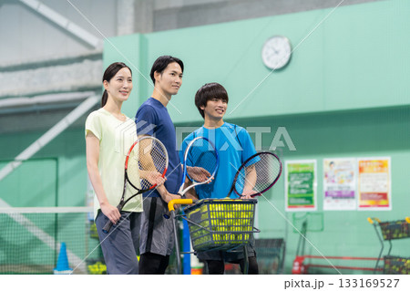 スポーツジムでテニスをする若い男女 撮影協力:スポーツクラブ&サウナスパ ルネサンス 幕張24 スポーツジムでテニスをする若い男女 撮影協力:スポーツクラブ&サウナスパ ルネサンス 幕張24 133169527