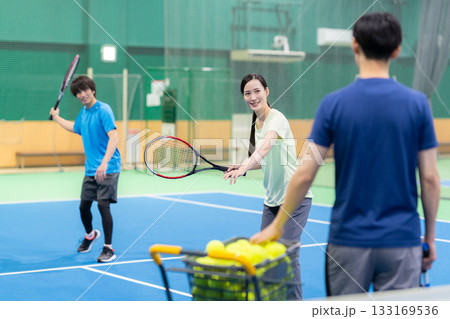 スポーツジムでテニスをする若い男女　撮影協力:スポーツクラブ&サウナスパ ルネサンス 幕張24 133169536