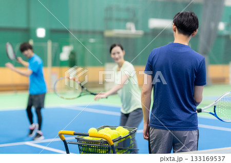 スポーツジムでテニスをする若い男女　撮影協力:スポーツクラブ&サウナスパ ルネサンス 幕張24 133169537