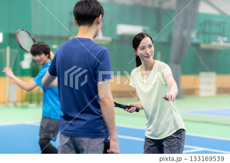 スポーツジムでテニスをする若い男女 撮影協力:スポーツクラブ&サウナスパ ルネサンス 幕張24 スポーツジムでテニスをする若い男女 撮影協力:スポーツクラブ&サウナスパ ルネサンス 幕張24 133169539