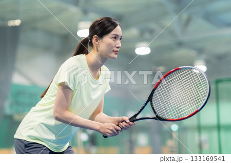 スポーツジムでテニスをする若い女性　撮影協力:スポーツクラブ&サウナスパ ルネサンス 幕張24 133169541