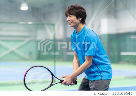 スポーツジムでテニスをする若い男性 撮影協力:スポーツクラブ&サウナスパ ルネサンス 幕張24 スポーツジムでテニスをする若い男性 撮影協力:スポーツクラブ&サウナスパ ルネサンス 幕張24 133169543