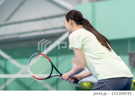 スポーツジムでテニスをする若い女性 撮影協力:スポーツクラブ&サウナスパ ルネサンス 幕張24 スポーツジムでテニスをする若い女性 撮影協力:スポーツクラブ&サウナスパ ルネサンス 幕張24 133169545
