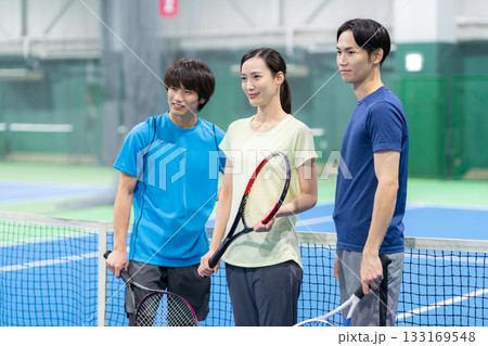 スポーツジムでテニスをする若い男女　撮影協力:スポーツクラブ&サウナスパ ルネサンス 幕張24 133169548