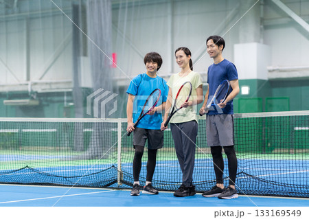 スポーツジムでテニスをする若い男女　撮影協力:スポーツクラブ&サウナスパ ルネサンス 幕張24 133169549