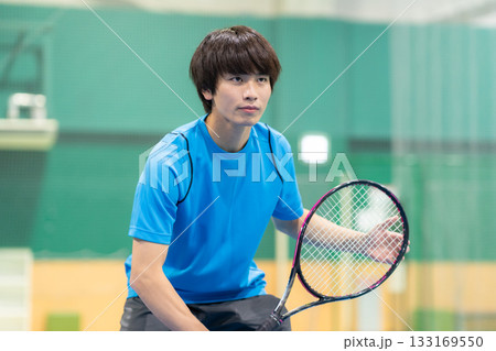 スポーツジムでテニスをする若い男性　撮影協力:スポーツクラブ&サウナスパ ルネサンス 幕張24 133169550