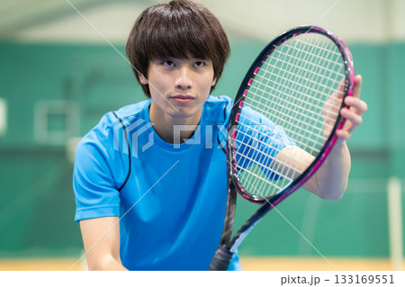 スポーツジムでテニスをする若い男性　撮影協力:スポーツクラブ&サウナスパ ルネサンス 幕張24 133169551