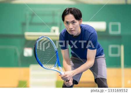 スポーツジムでテニスをする若い男性 撮影協力:スポーツクラブ&サウナスパ ルネサンス 幕張24 スポーツジムでテニスをする若い男性 撮影協力:スポーツクラブ&サウナスパ ルネサンス 幕張24 133169552