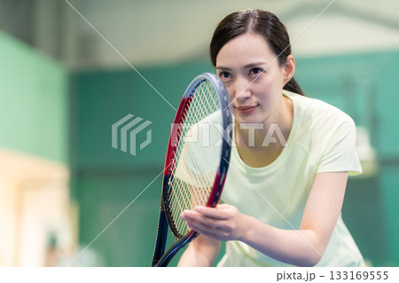 スポーツジムでテニスをする若い女性　撮影協力:スポーツクラブ&サウナスパ ルネサンス 幕張24 133169555