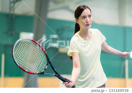 スポーツジムでテニスをする若い女性　撮影協力:スポーツクラブ&サウナスパ ルネサンス 幕張24 133169556