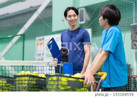 スポーツジムでテニスをする若い男性　撮影協力:スポーツクラブ&サウナスパ ルネサンス 幕張24 133169559