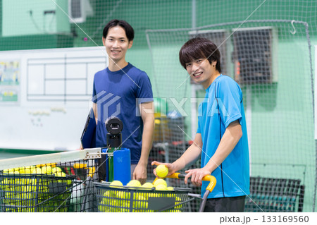スポーツジムでテニスをする若い男性 撮影協力:スポーツクラブ&サウナスパ ルネサンス 幕張24 スポーツジムでテニスをする若い男性 撮影協力:スポーツクラブ&サウナスパ ルネサンス 幕張24 133169560